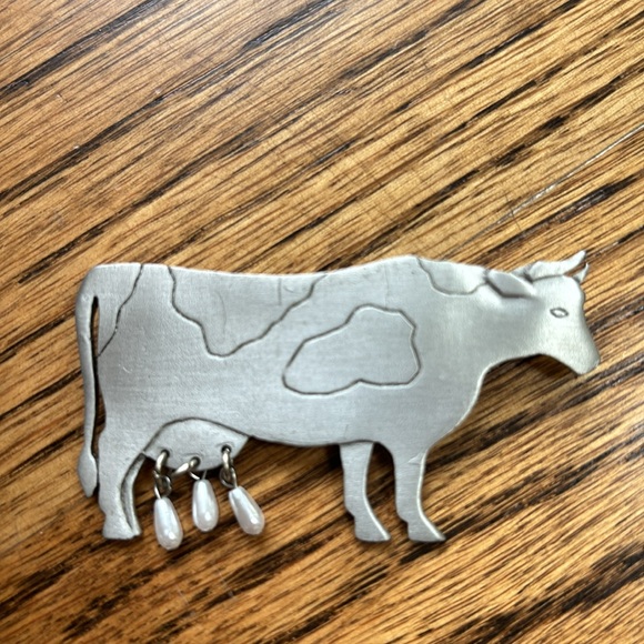 Vintage dairy COW pin/brooch signed JJ silver tone w/ pearl utters. - Picture 2 of 3